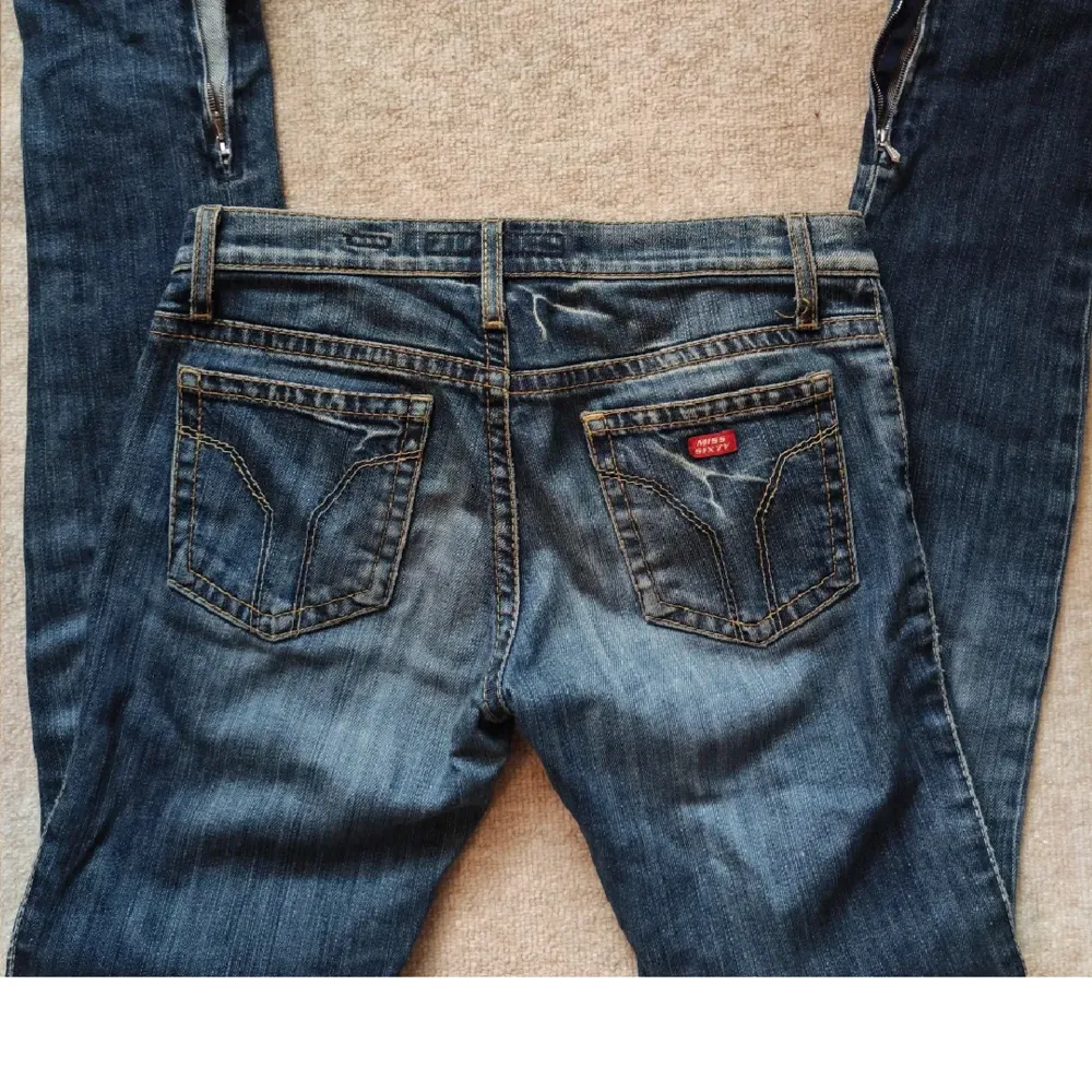 Low waist jeans från miss sixty!🩷 Superfina säljer pga att dem är lite för små för mig. Storlek 27 och passar bpgon som är ca 165 cm! Lånade bilder kontakta mig om ni vill ha fler!. Jeans & Byxor.