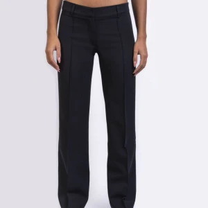 Kostymbyxor - Lågmidjade kostymbyxor från Madlady i modellen ”Hazel black”, köpta här på plick men var tyvärr lite för korta. Bra skick, sömmarna längst ner uppsprättade men går att stryka eller sy upp igen om man vill. Hör av dig för fler bilder!💕 (Nypris 649)