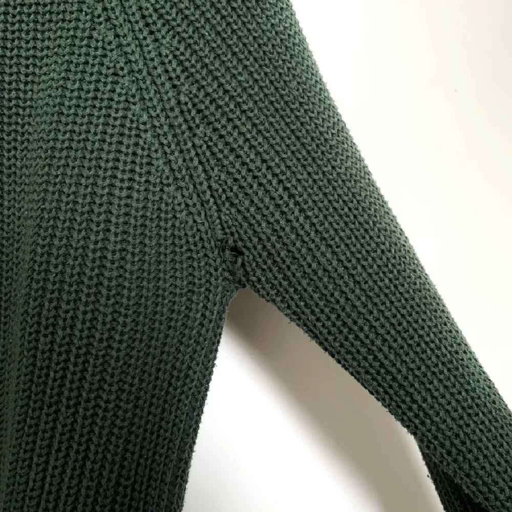 Grön stickad tröja från Noisy May. Säljer då jag inte använder så mycket. Liten defekt vid ärmen vilket är varför jag säljer den billigare. Storlek S💚 . Stickat.