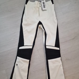 Skidbyxor - Aldrig använda, så i fint skick från 8848 Altitude. Storlek 170, men är som S, tajt modell. 🙂 Lappen är kvar. Jättesnygga på 😍 skriv om ni undrar något ⚡️