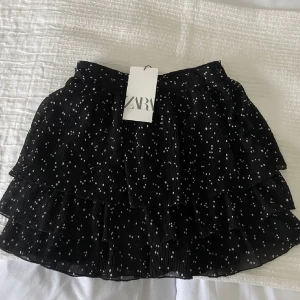 Svart prickig kjol - Säljer denna fina kjol ifårn Zara.