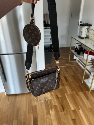 Väska  - Axelväska fint skick 