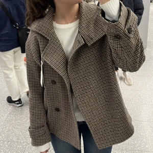 Rutig kappa - Arket - Såljer min rutiga kappa från arket. Slutsåld överallt. Kappan är i bra skick! Skriv gärna privat om bilder eller frågor💕💕