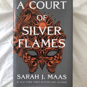 Säljer A court of silver flames av Sarah J. Maas🫶🏻🤍 Endast läst av mig en gång. På engelska!!! Inbunden och köppt på science fiction bokhandeln i Stockholm för 279kr <3🤍🫶🏻