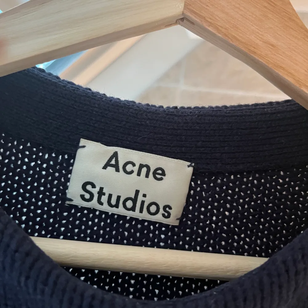 Acne Studios stickad tröja 100% ull Mycket fint skick, inga defekter eller liknande. Går inte att få tag på längre, nypris låg på 5500kr Mitt pris: 1250kr Size XS Skriv gärna vid frågor!👍🏼. Tröjor & Koftor.