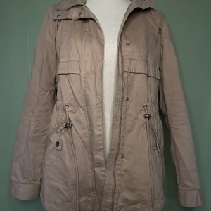 Gammelrosa jacka/kappa - Gammelrosa jacka/kappa i storlek XS. Kappan är mer rosa i verkligen. Köpt på H&M för några år sedan, inte super använd. Säljer då jag inte använder och den är lite för liten.