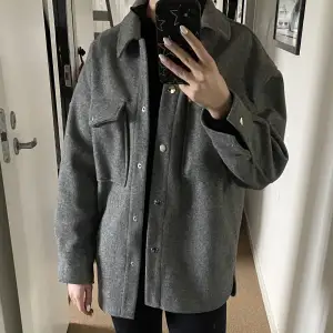 säljer denna gråa jacka från Zara då den inte kommer till användning, köpt i början av detta året och är som ny (köpt för 400, säljer för 300) 🫶🏼