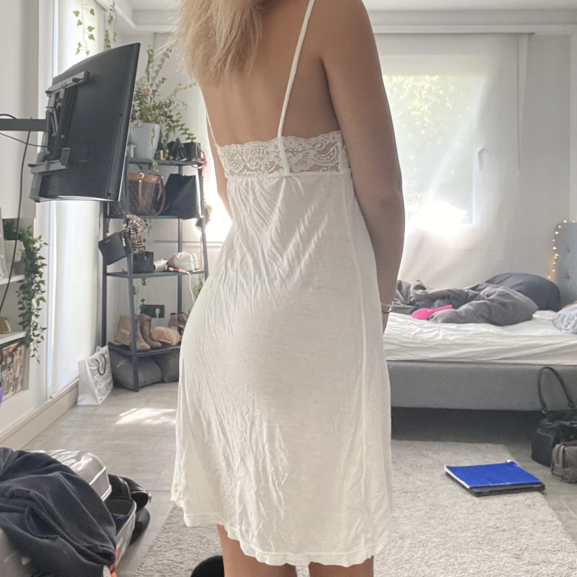 Vit gullig klänning - 90