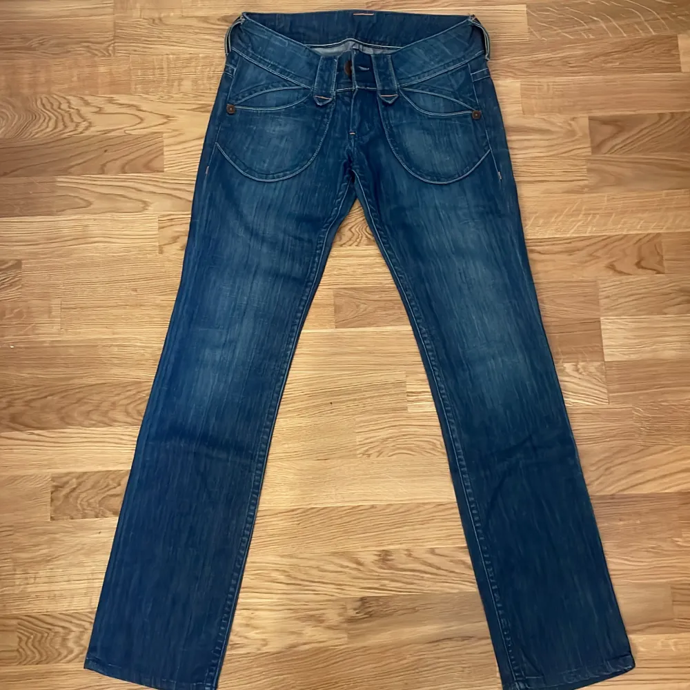 Pepe jeams bootcut jeans, midjemåttet är 27 cm och innerbenslängden är 84 cm. Jeans & Byxor.