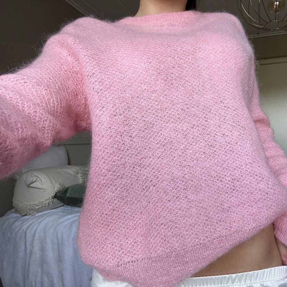 Säljer min älskade rosastickade mohairt tröja från Filippa K. Tryck ej på köp nu. Nypris över 1600kr 💕 💕. Stickat.