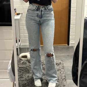 Bikbok jeans - Jättesnygga jeans från bikbok!! Stl 24, bra i längden för mig som e 165 o skulle även passa nån som e lite längre, använda men i bra skick, nypris 599💞 vill bli av me fort