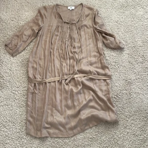 Guld klänning ifrån noa noa - En extremt fin guld klänning ifrån noa noa. Säljes då den aldrig kom till användning