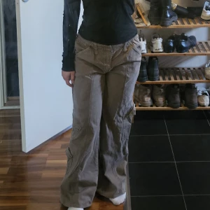 Lågmidjade cargobyxor - Cargobyxor från urban outfittrrs, helt oanvända. Benen är uppnålade på bilderna så de passar bäst på någon som är längre än mig som är ca 157❤️