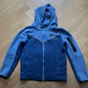 Tech fleece från Nike stl 137/147 - Äkta tech fleece från Nike i en färg som är svår att få tag i. Storlek 137/147. Mycket bra skick. 