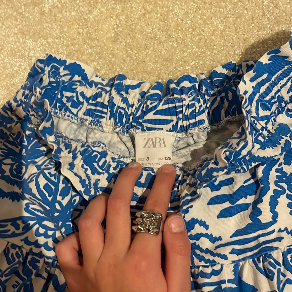 Säljer denna underbara blå/vita kjol från zara då den är förliten och inte kommer till så mycket användning😚köpte på zara i butik 2021, så finns förmodligen inte kvar längre😊pris diskuteras💕. Kjolar.
