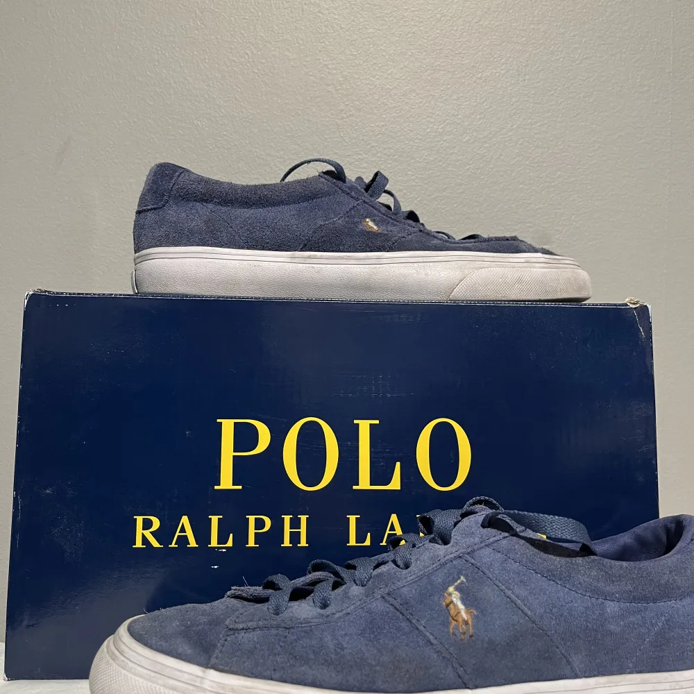 Ett par Ralph lauren skor i storlek 39/ dom har används ett få tal gånger och i ny pris kostar det 1100kr dom är väldigt bekväma och lära att gå i, Säljer skorna för att dom inte passar mig (pris kan diskuteras). Skor.