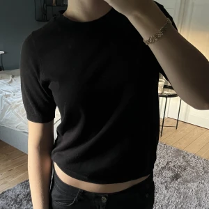 Stickad tshirt. - Svart finstickad tshirt från Lindex. Bra och skön kvalitet. Använd fåtal gånger. Strl. S, skulle även passa en M/liten L då den är stretchig.