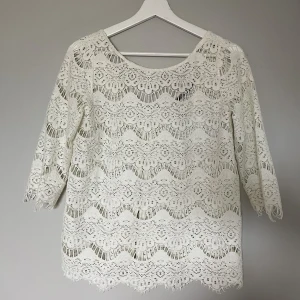 Vit spets topp - säljer denna fina vita topp i spets från zara i storlek M!❤️