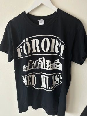 FÖRORT MED KLASS t-shirt - I mycket bra skick! Var väldigt populär 2015/2016