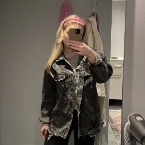 Ripped Jean jacket  - Knappt använd! Som nyskick💕  