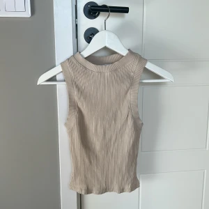 gulligt linne💕 - Jätte fint linne från Zara, använd kanske 1-2 gånger. Storlek Xs  Nypris 100kr💕 Köparen står för frakt💓