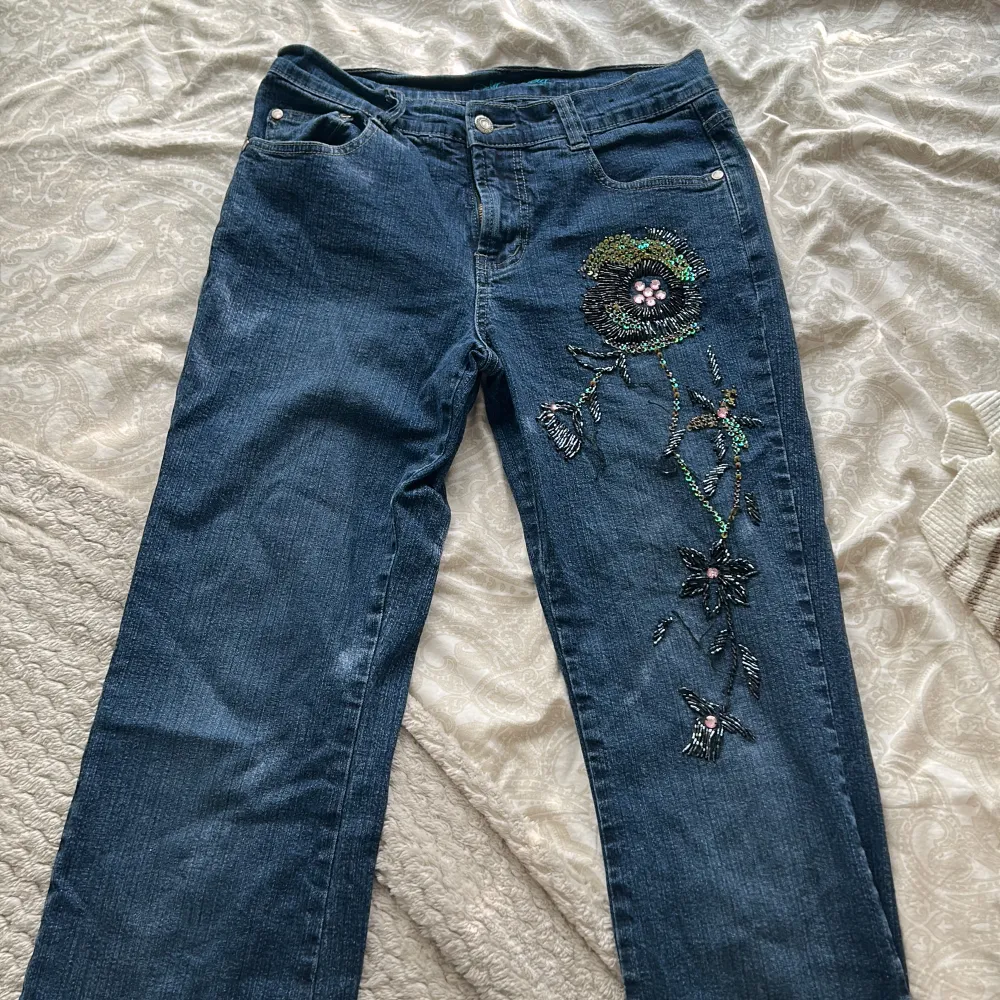 Säljer dessa vintage martinelli jeans med paljetter. Super fina. Mest en intressekoll. . Jeans & Byxor.