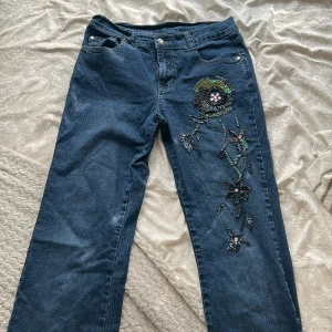Vintage jeans - Säljer dessa vintage martinelli jeans med paljetter. Super fina. Mest en intressekoll. 