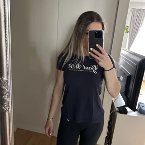 T-shirt Gant - Säljer denna fina t-shirt från Gant. Väldigt fint skick! Ordinarie pris 399 kr 