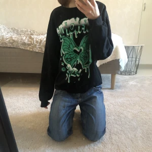 Svart sweatshirt med tryck - Plagget är i mycket bra och nytt skick. Perfekt varm för kallare dagar.