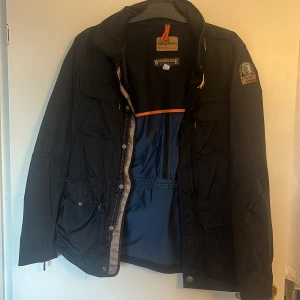 Snygg höstjacka  - Den perfekta stiliga jackan inför hösten! Måste tyvärr sälja min parajumper höstjacka då jag flyttar till varmare plats och har inte använda av den längre! 