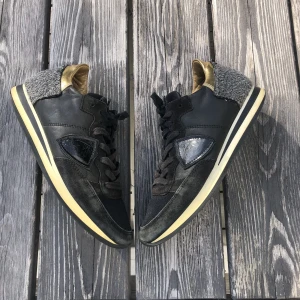 Philippe model skor - Riktigt härliga Philippe model skor i fint skick. Storlek 38.  Skriv vid frågor eller funderingar🙌