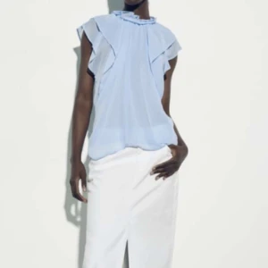 Zara blus  - Säljer denna oanvända jättefina zara blus. Den är helt slutsåld på deras hemsida. Den är liten i storlek så passar allt från xs- l skulle jag nog säga. Startar budgivning vid många intresserade.💗