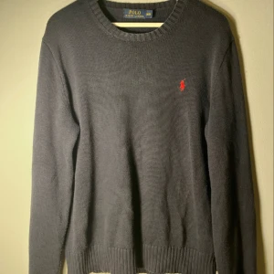 Ralph lauren stickad tröja - Ralph Lauren stickad tröja i storlek m. Tröjan har tecken på användning men bra skick. I nacken finns ett litet hål som syns på sista bilden, men som man ser på andra bilden är det knappt synligt på avstånd. Pris kan diskuteras.