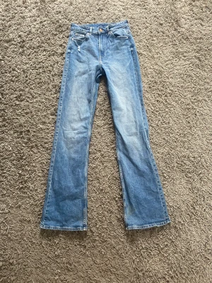 Bootcut jenas 32 - Jag säljer mina bootcut jeans från HM. Storlek 32