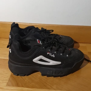 Fila sneakers  - Knappt använda fila skor, för stora i storlek så tänkte sälja. Föreslå gärna pris 😊