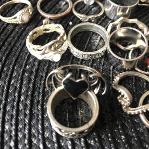 30 stycken ringar i metall i olika storlekar, de flesta är strl S ungefär 15-18 mm och passar för olika fingrar så man kan ha flera på sig samtidigt.  Ej nickelfria. 
