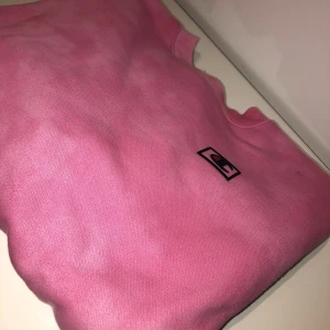 Champion tröja - Säljer min Champion tröja. Har en jätte liten fläck vid axeln, swipa för att se mer.