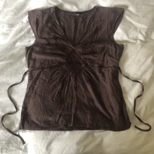 Vintage new look topp XL - Vintage new look topp i storlek 16/44. Lätt stretchigt tyg. Broderad med pärlor. Byst: 50-54cm x2, midja: 45-50cm x2. Finns inga bilder på men Dma gärna vid andra frågor eller funderingar. Köparen står för frakt.