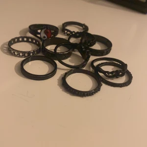 massa olika ringar! - Guldiga, svarta och silvriga ringar! Vissa mer använda än andra, men ser fortfarande bra ut! Alla för 100 eller 10kr/st vissa av ringarna är sånna som ska sitta ”längre ut” på fingrarna🥰