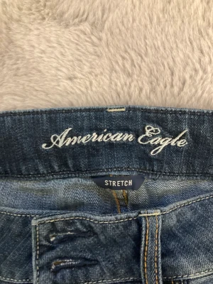 Mega snygga lågmidjade jeans💋 - JÄTTE SNYGGA JEANS💄 älskar dessa så mycket men tyvärr lite för stora men jätte snygga jeans köpt secondhand i Gbg👄 priset kan diskuteras, skriv för mått på byxorna och fler bilder 