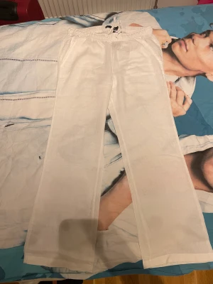 Vita Linnebyxor  - Säljer dessa vita linnebyxor pga att jag köpte fel storlek 