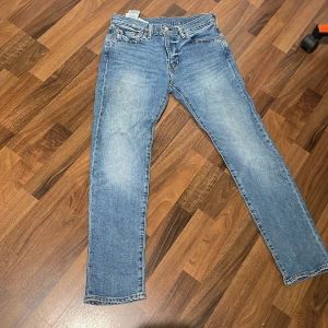 Levi 502 - Säljer Levi 502 på storlek 28/32. Nypris är ungefär 500. Använd ett fåtal gånger. Hör av vid frågor :)