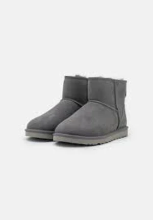 Gråa uggs - Säljer mina gråa Uggs i storlek 40! Köpta för ett år sedan så fortf ganska bra skick. Pris kan diskuteras vid snabb affär! 