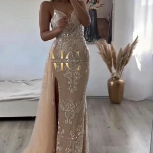 Bal/bröllopsklänning  - Supersnygg klänning som passar till bal eller bröllop. Endast använd en gång, säljer på grund av att jag inte har någon användning för den längre 