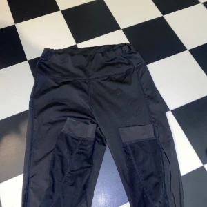 träningsbyxor  - super fina träningsbyxor med lite öppnare  tyg längst ner på byxorna för att det ska vädra lite! super sköna men aldrig använda! dom är också väldigt stretchiga