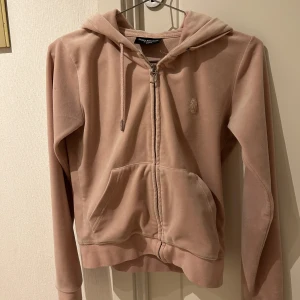  Juicy tröja rosa  -  jag säljer denna juicy tröjan jag har haft den i ett och ett halvt år och den har blivit tvättad så den ser brun ut på bilderna men den är rosa i verkligheten