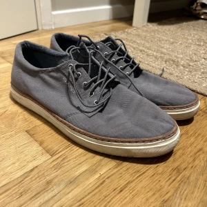 Skor - Fina Gant skor som passar bra till vardags men även till kostym. Köpta för 1200kr. Nyskick och använda en gång på konfirmation och har inte använt dem sedan dess. 