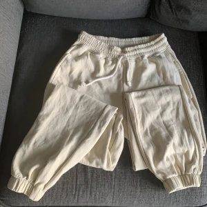 Byxor från Vero Moda - Byxor från Vero Moda i bra skick. Storlek S.