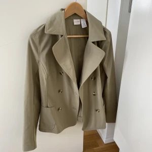 Kappa/trenchcoat  - Grön kort tunn trenchcoat jacka. Storlek M men liten i storleken 
