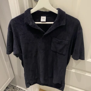 Frotté piké  - Tja, säljer nu min feta frotté piké från zara. Det står att tröja ska vara i mörk blå men jag upplever tröjan mer som svart. Skicket på tröjan är 9/10. Vid minsta fundering så får du gärna höra av dig, mvh Hugo😁